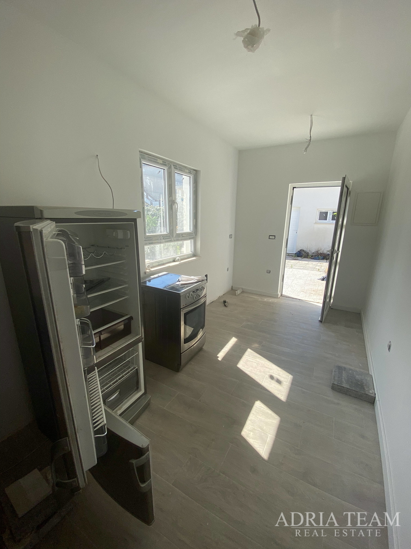 FAMILY HOUSE WITH LARGE AND ARRANGED YARD AND SWIMMING POOL, 400 M FROM THE SEA, ZADAR - BORIK