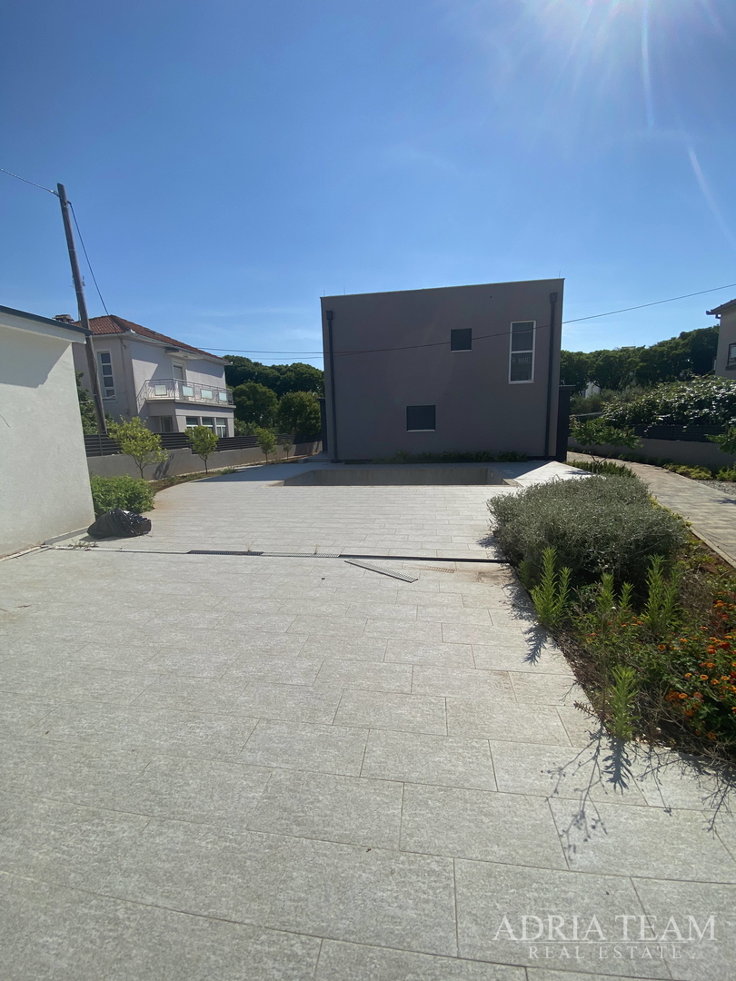 FAMILY HOUSE WITH LARGE AND ARRANGED YARD AND SWIMMING POOL, 400 M FROM THE SEA, ZADAR - BORIK