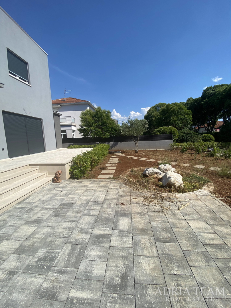 FAMILY HOUSE WITH LARGE AND ARRANGED YARD AND SWIMMING POOL, 400 M FROM THE SEA, ZADAR - BORIK