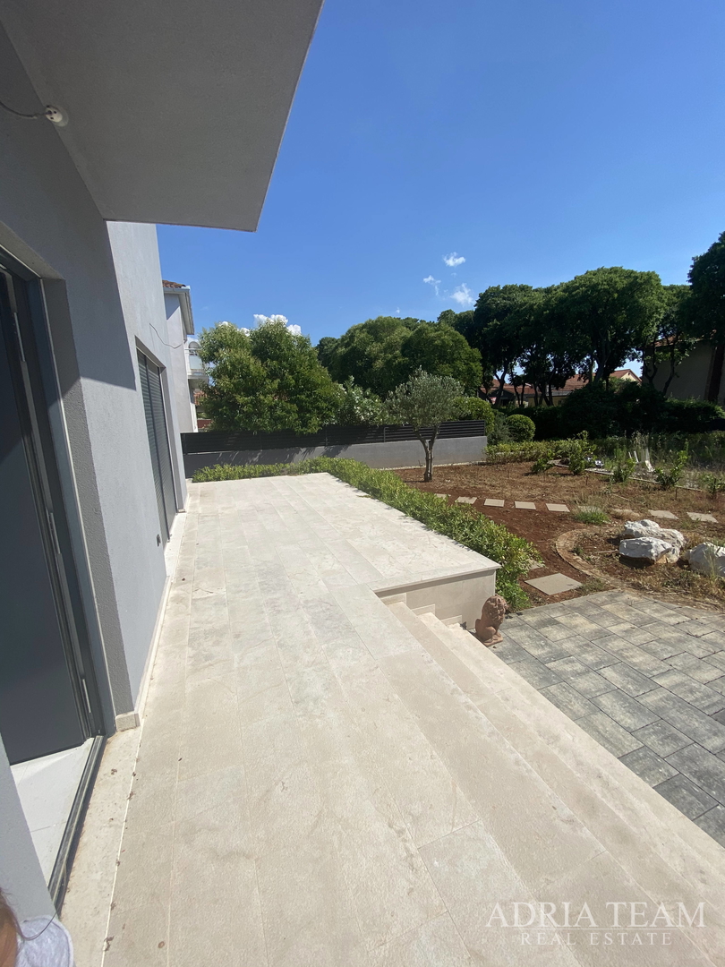 FAMILY HOUSE WITH LARGE AND ARRANGED YARD AND SWIMMING POOL, 400 M FROM THE SEA, ZADAR - BORIK
