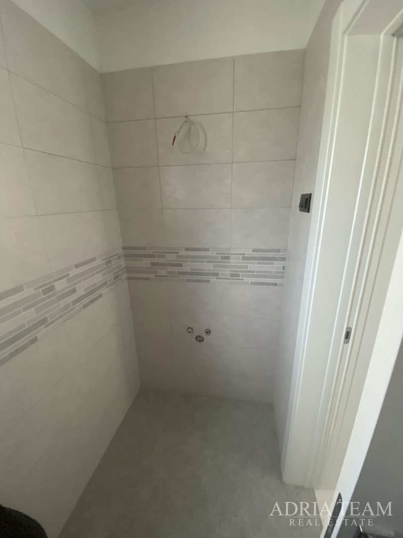 FAMILY HOUSE WITH LARGE AND ARRANGED YARD AND SWIMMING POOL, 400 M FROM THE SEA, ZADAR - BORIK