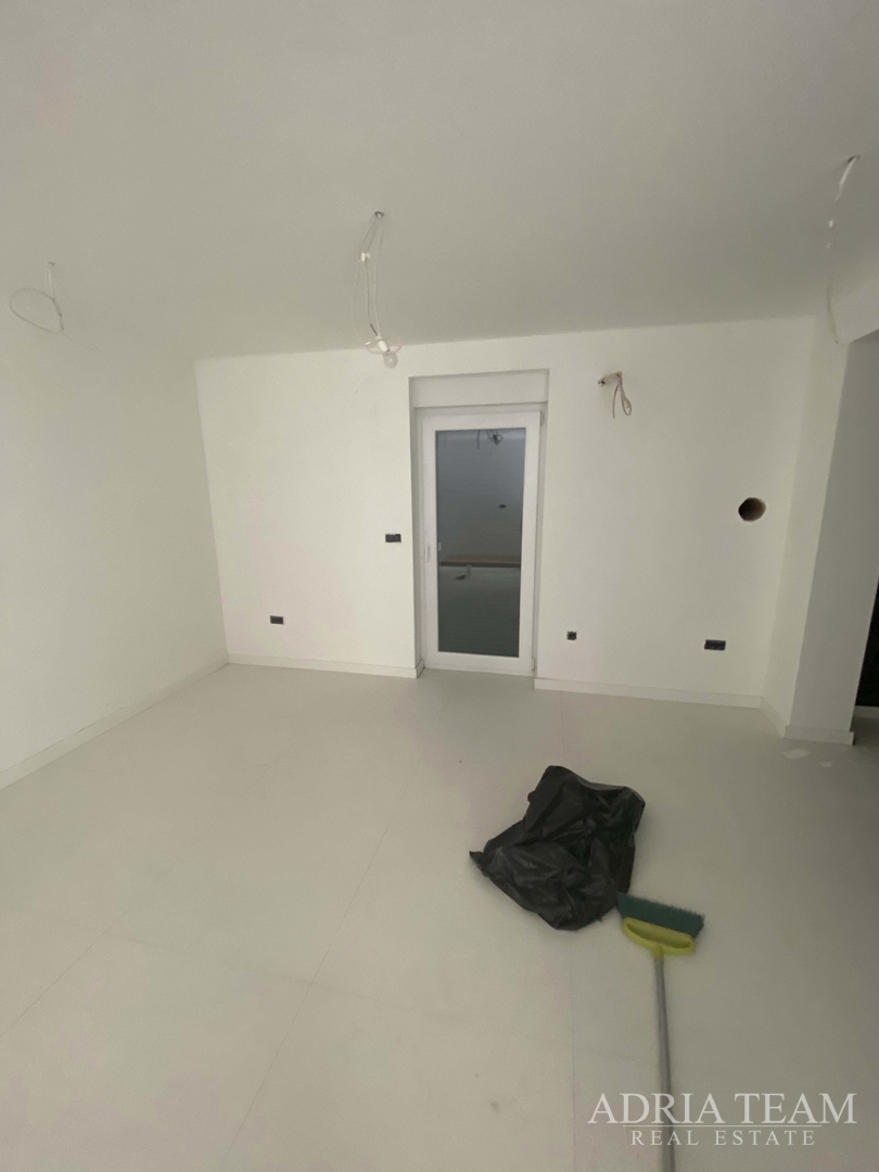 FAMILY HOUSE WITH LARGE AND ARRANGED YARD AND SWIMMING POOL, 400 M FROM THE SEA, ZADAR - BORIK