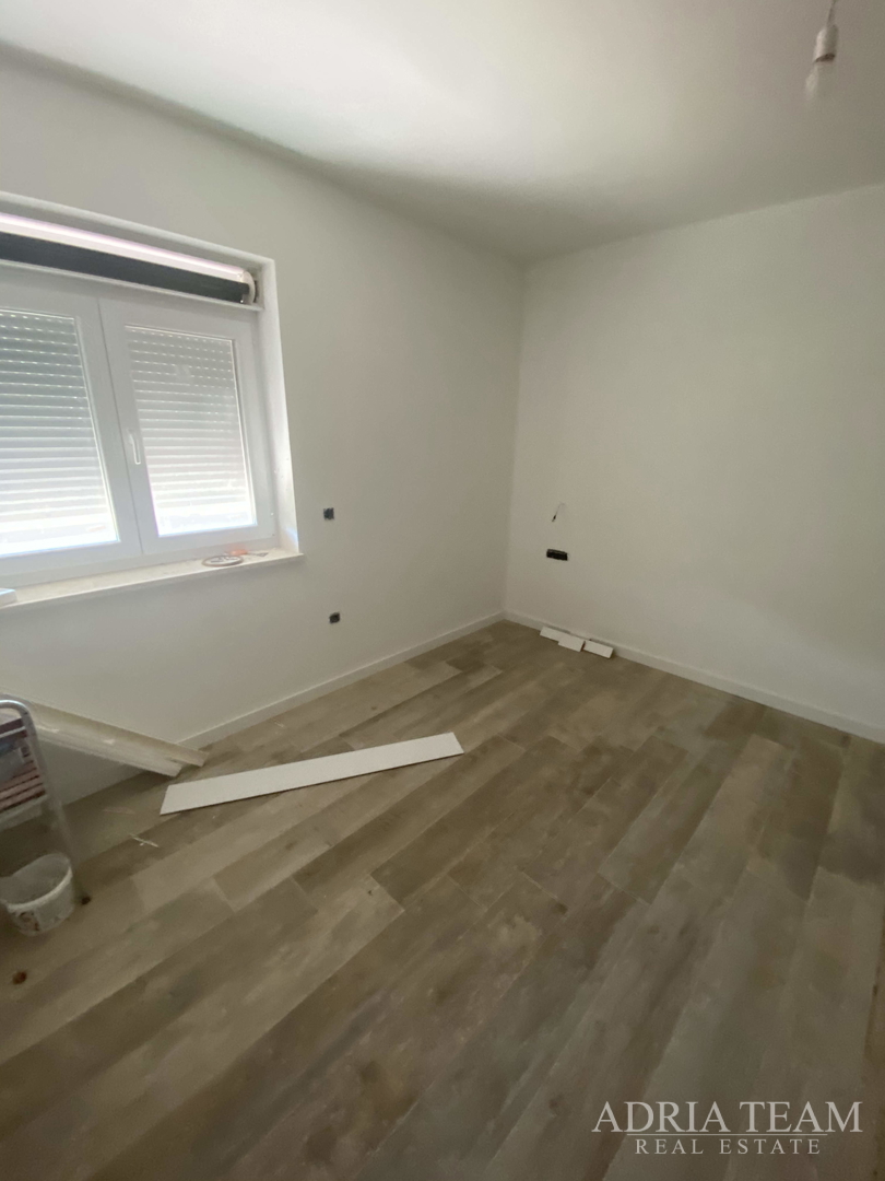 FAMILY HOUSE WITH LARGE AND ARRANGED YARD AND SWIMMING POOL, 400 M FROM THE SEA, ZADAR - BORIK