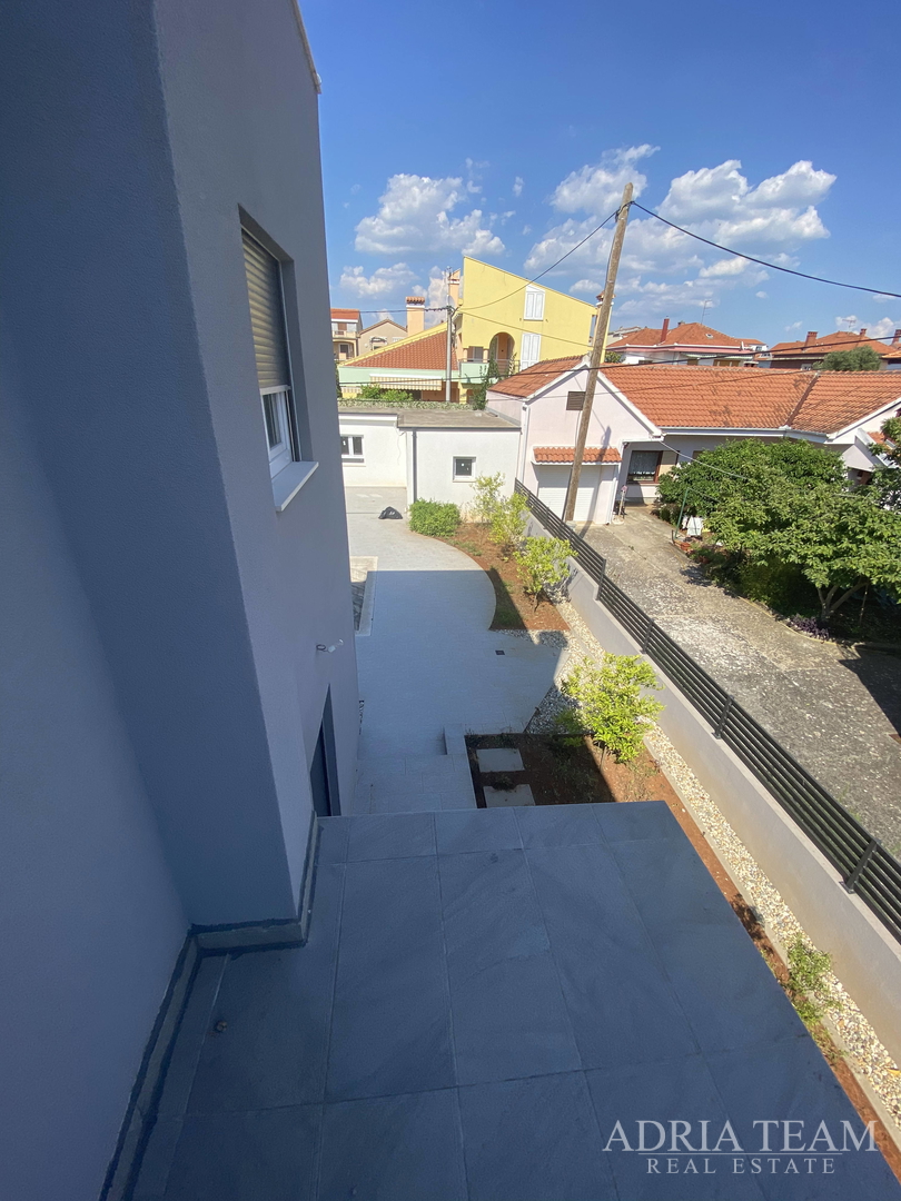 FAMILY HOUSE WITH LARGE AND ARRANGED YARD AND SWIMMING POOL, 400 M FROM THE SEA, ZADAR - BORIK