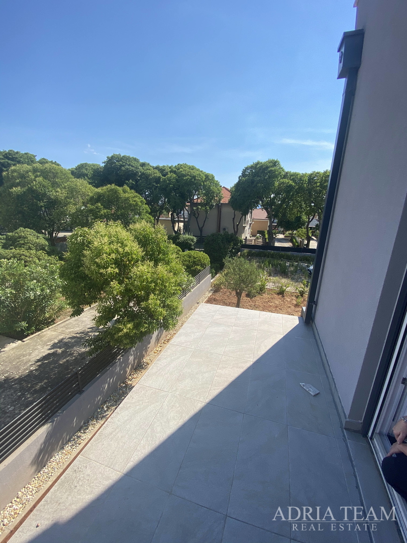 FAMILY HOUSE WITH LARGE AND ARRANGED YARD AND SWIMMING POOL, 400 M FROM THE SEA, ZADAR - BORIK