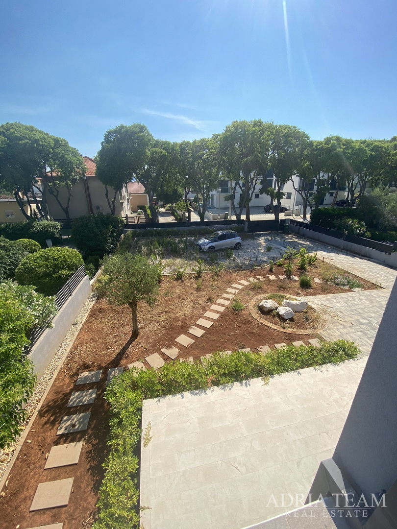 FAMILY HOUSE WITH LARGE AND ARRANGED YARD AND SWIMMING POOL, 400 M FROM THE SEA, ZADAR - BORIK