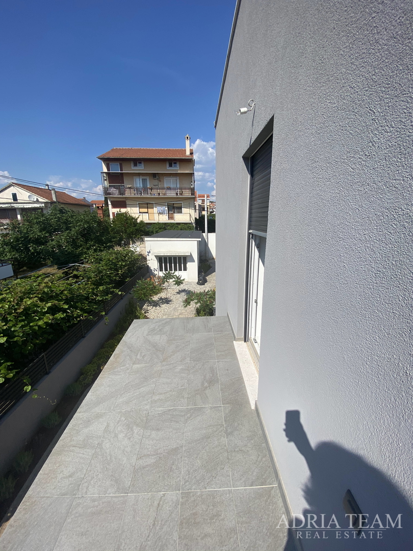 FAMILY HOUSE WITH LARGE AND ARRANGED YARD AND SWIMMING POOL, 400 M FROM THE SEA, ZADAR - BORIK