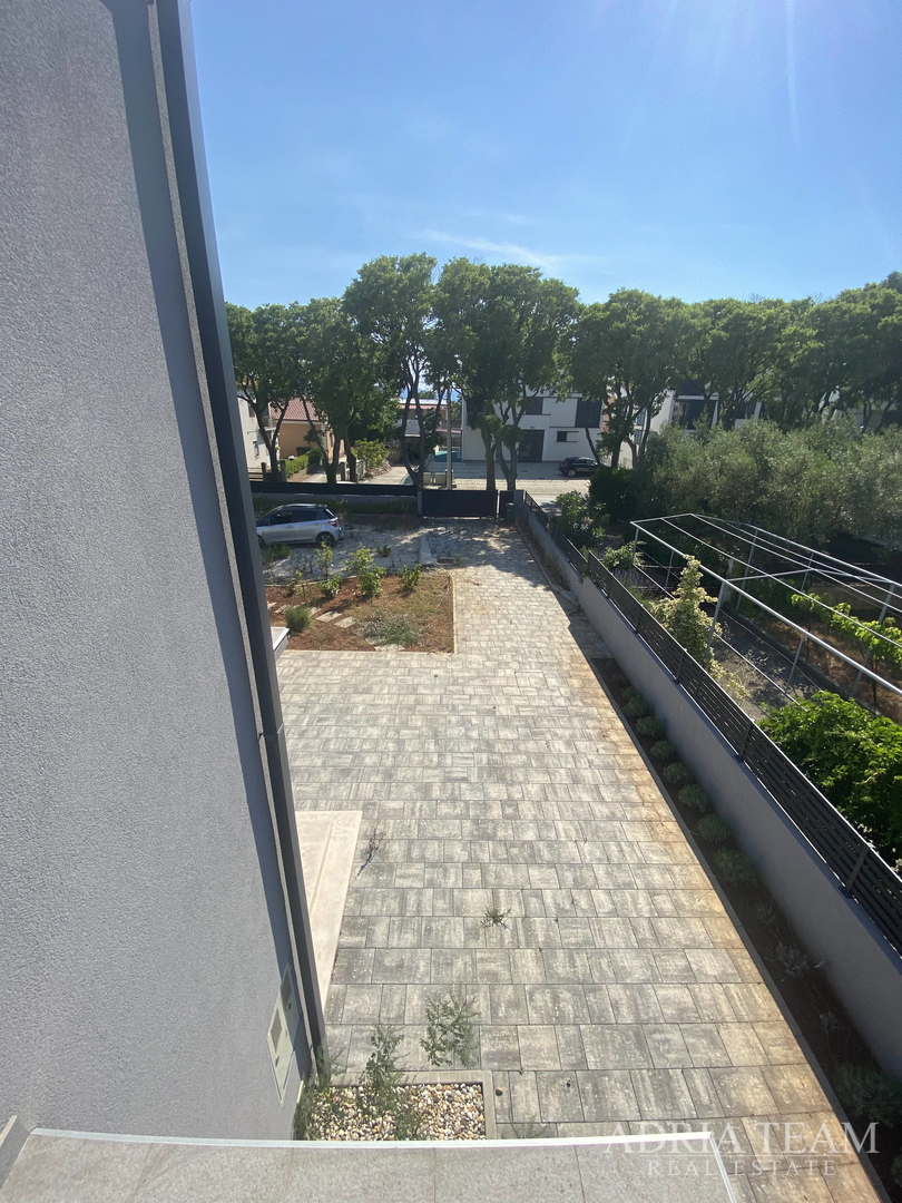 FAMILY HOUSE WITH LARGE AND ARRANGED YARD AND SWIMMING POOL, 400 M FROM THE SEA, ZADAR - BORIK