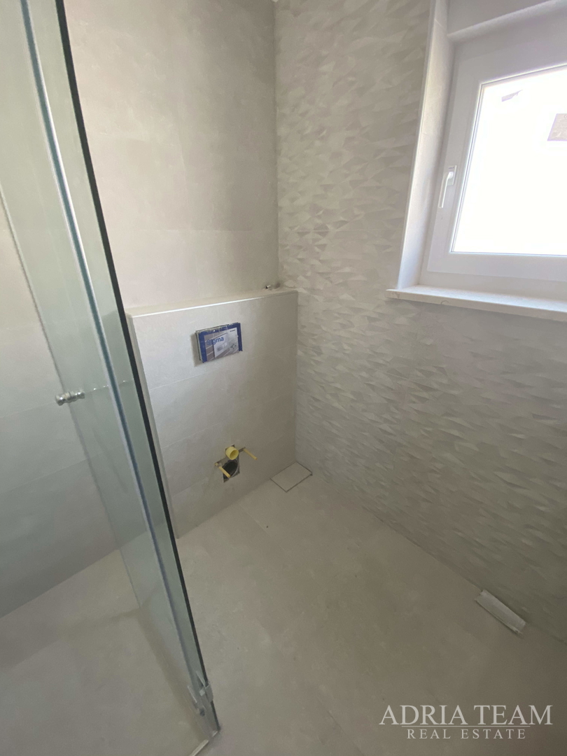 FAMILY HOUSE WITH LARGE AND ARRANGED YARD AND SWIMMING POOL, 400 M FROM THE SEA, ZADAR - BORIK