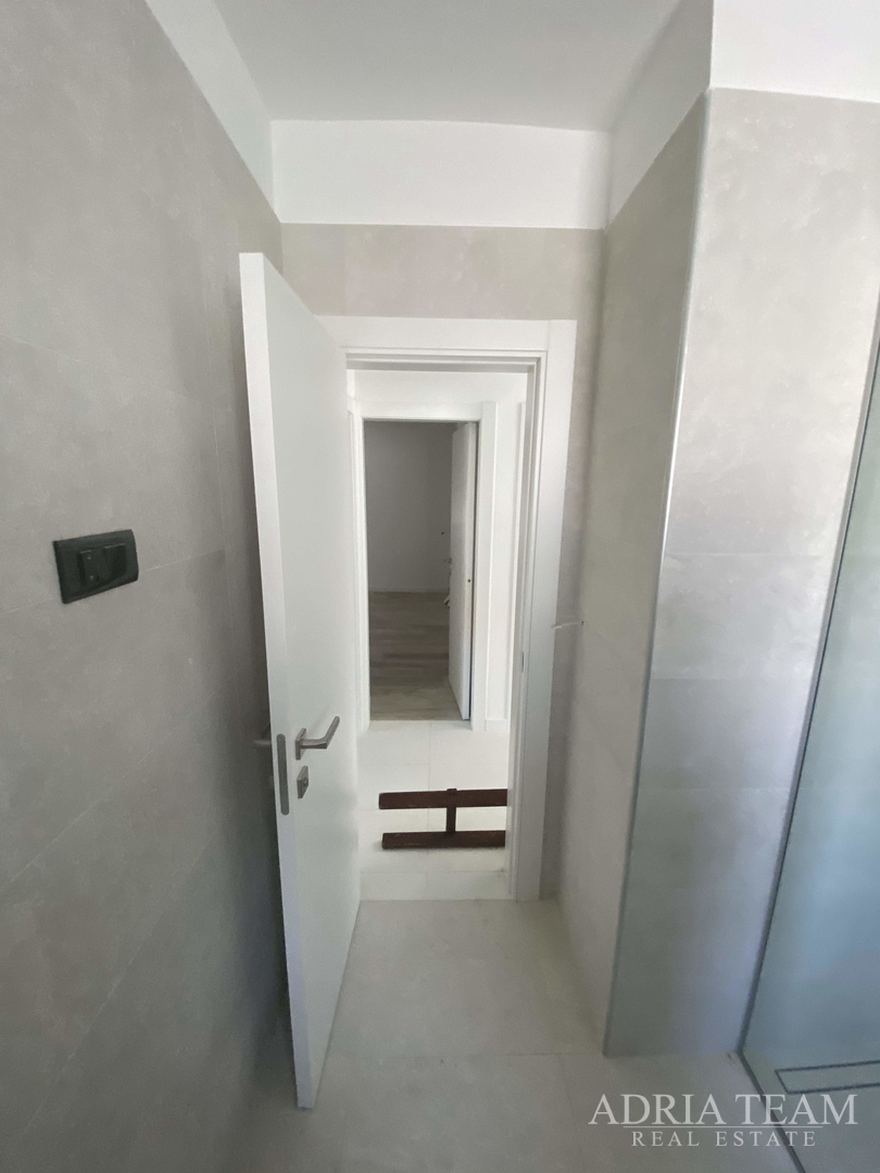 FAMILY HOUSE WITH LARGE AND ARRANGED YARD AND SWIMMING POOL, 400 M FROM THE SEA, ZADAR - BORIK