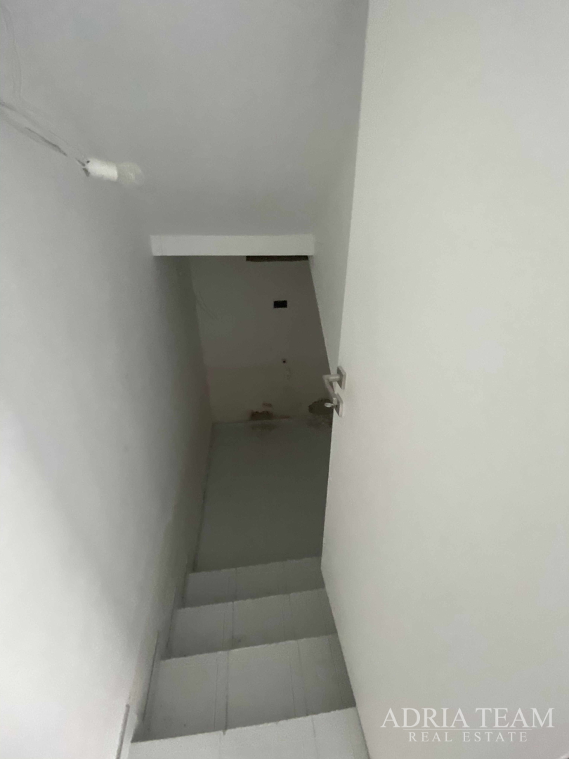 FAMILY HOUSE WITH LARGE AND ARRANGED YARD AND SWIMMING POOL, 400 M FROM THE SEA, ZADAR - BORIK