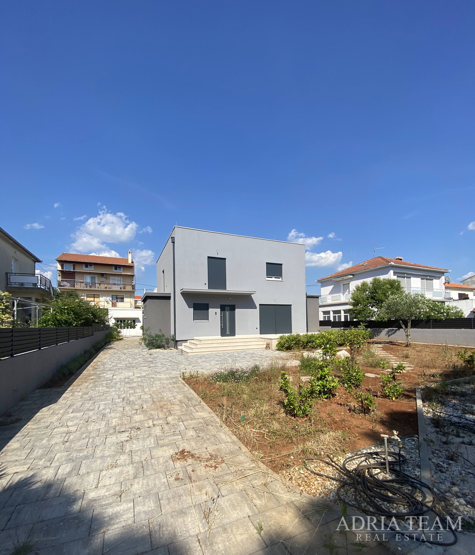 FAMILY HOUSE WITH LARGE AND ARRANGED YARD AND SWIMMING POOL, 400 M FROM THE SEA, ZADAR - BORIK