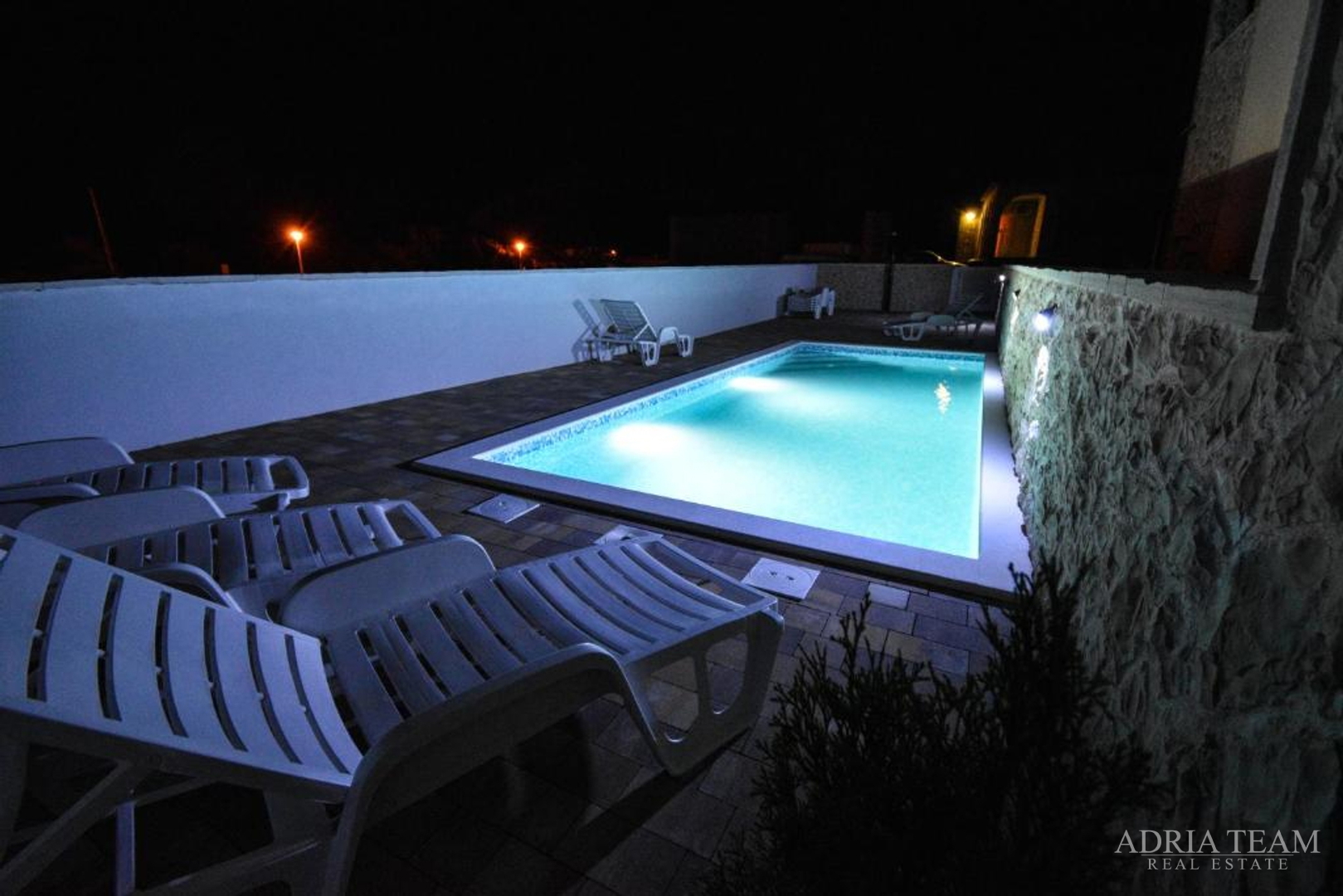 UNIQUE COMPLEX FOR TOURIST RENTAL! 180 m FROM THE SEA! VIR - ZADAR