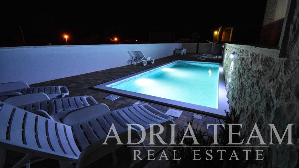 UNIQUE COMPLEX FOR TOURIST RENTAL! 180 m FROM THE SEA! SOURCE - ZADAR