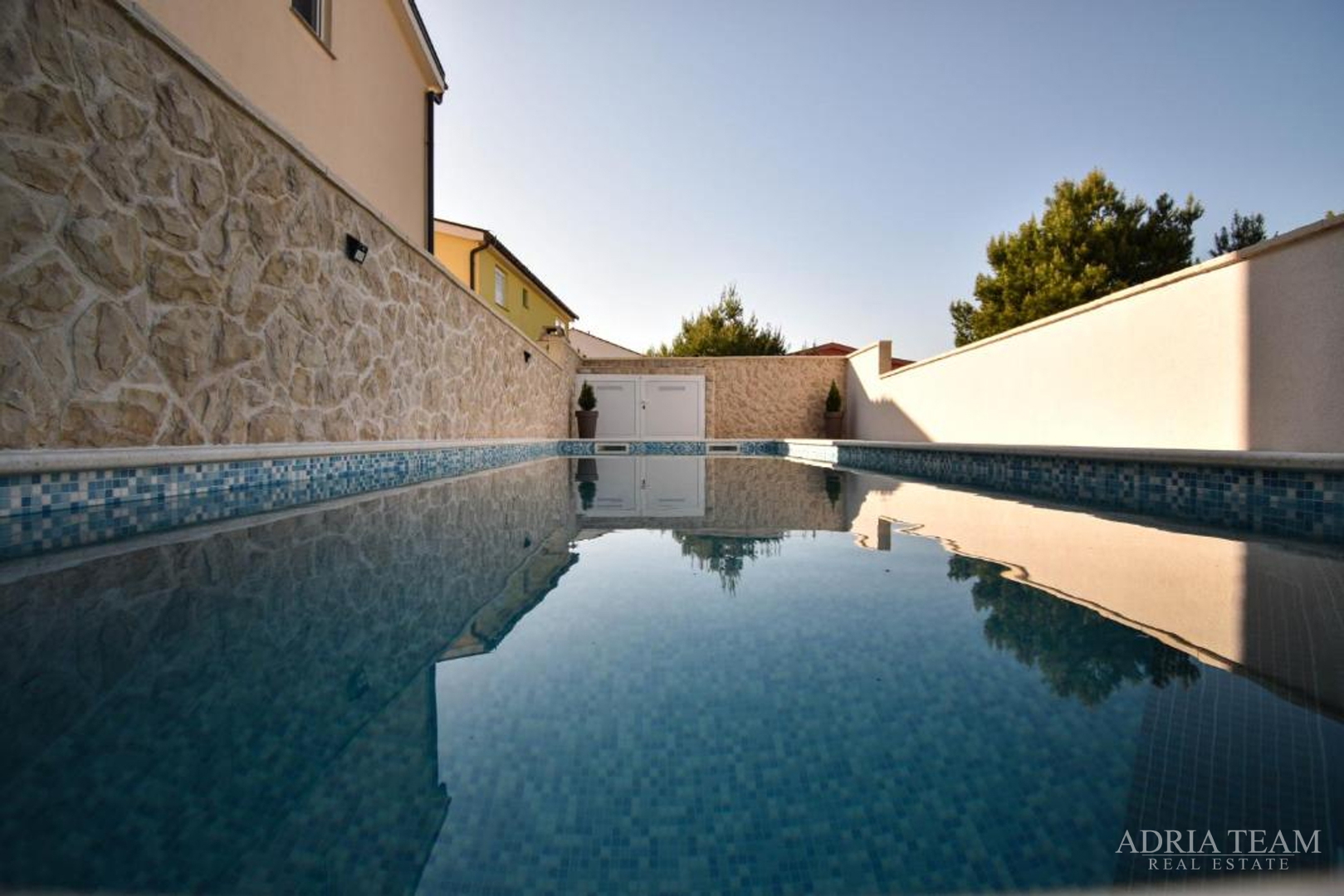 UNIQUE COMPLEX FOR TOURIST RENTAL! 180 m FROM THE SEA! VIR - ZADAR