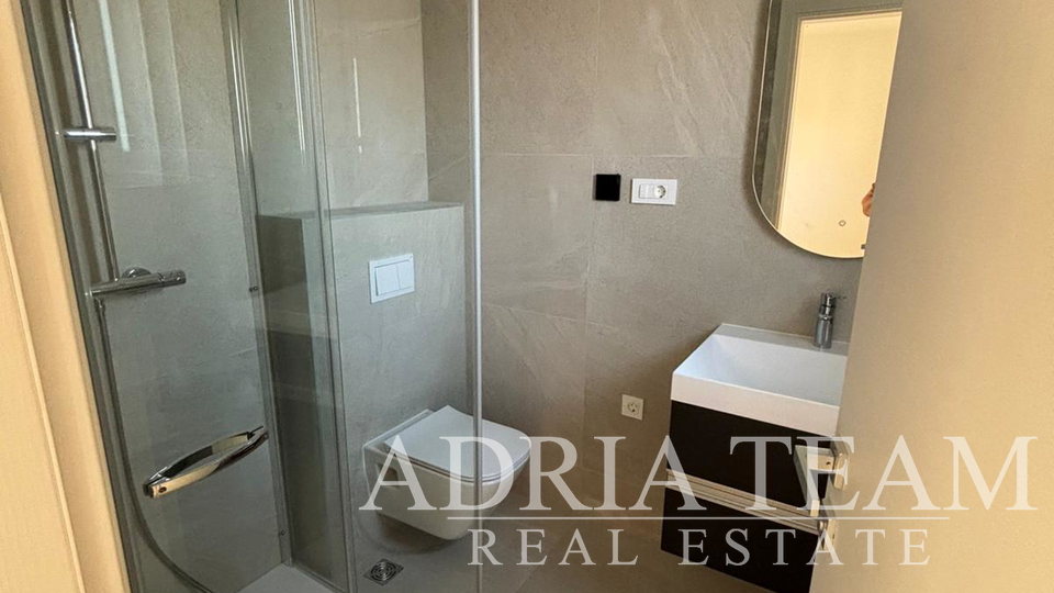 APARTMAN U BLIZINI PLAŽE, NOVOGRADNJA, 150 m OD MORA - PRIVLAKA