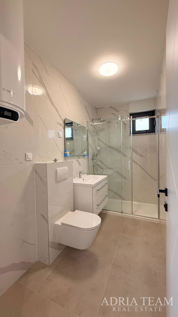 Atraktivna novogradnja – stanovi s terasama i parkiranjem - Povljana