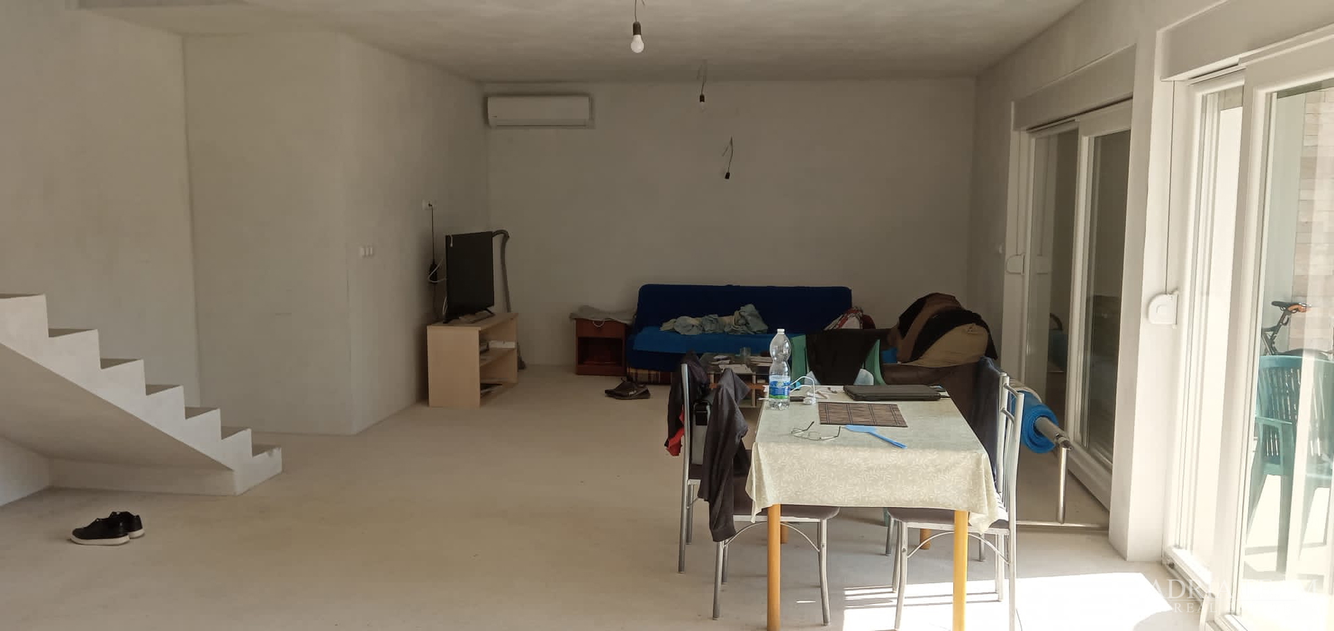 OBITELJSKA VILA S BAZENOM, VIR