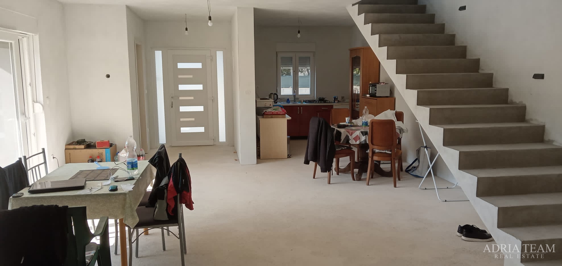 OBITELJSKA VILA S BAZENOM, VIR