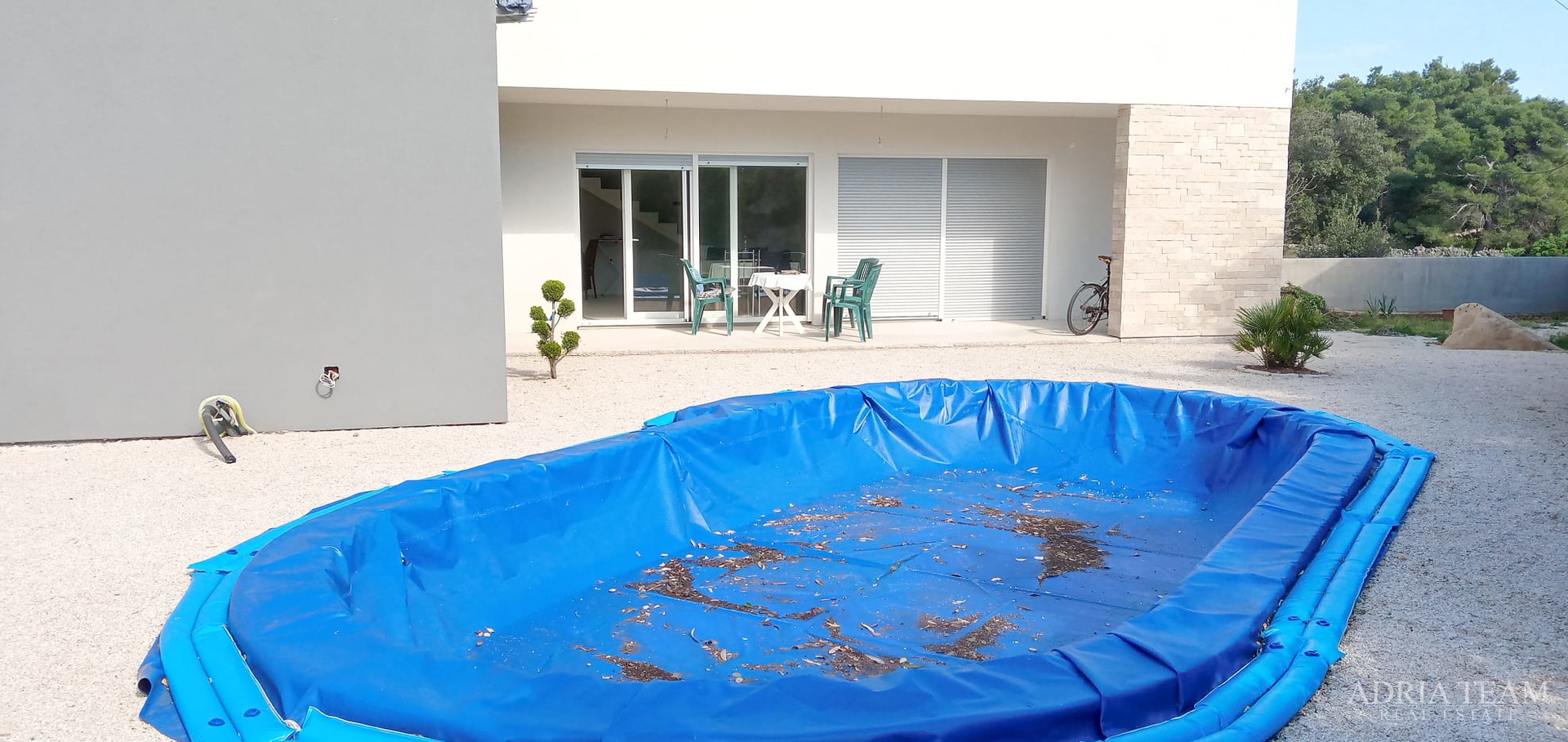 OBITELJSKA VILA S BAZENOM, VIR