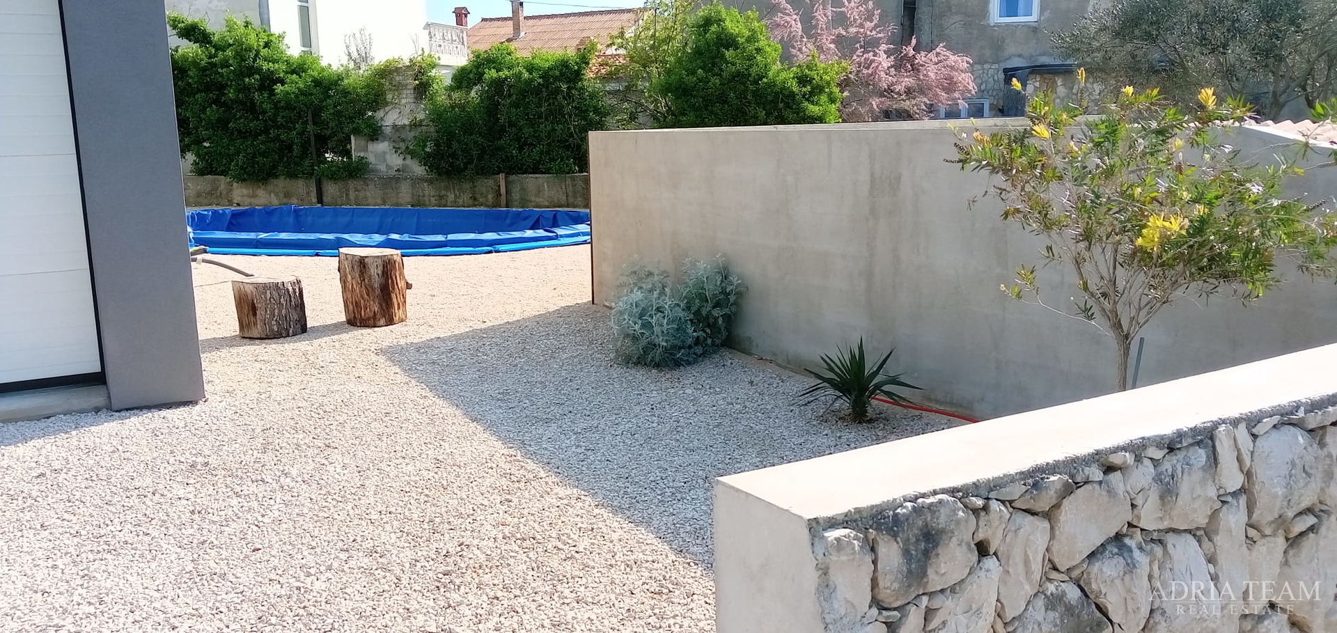 OBITELJSKA VILA S BAZENOM, VIR