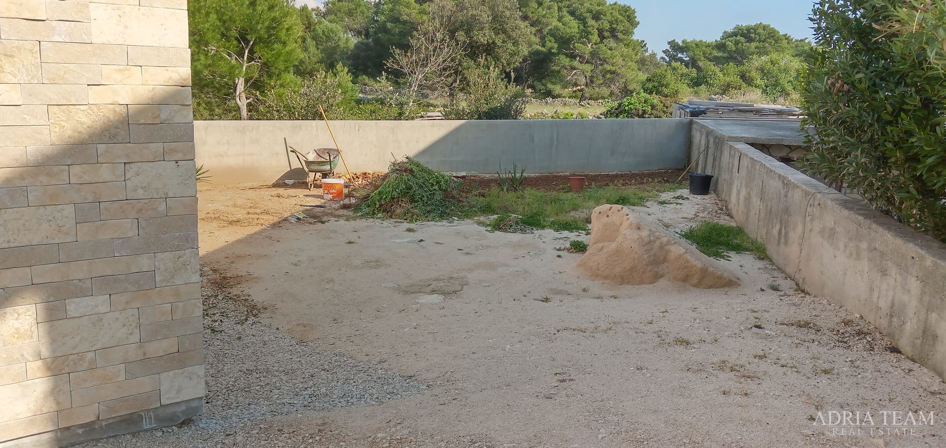 OBITELJSKA VILA S BAZENOM, VIR