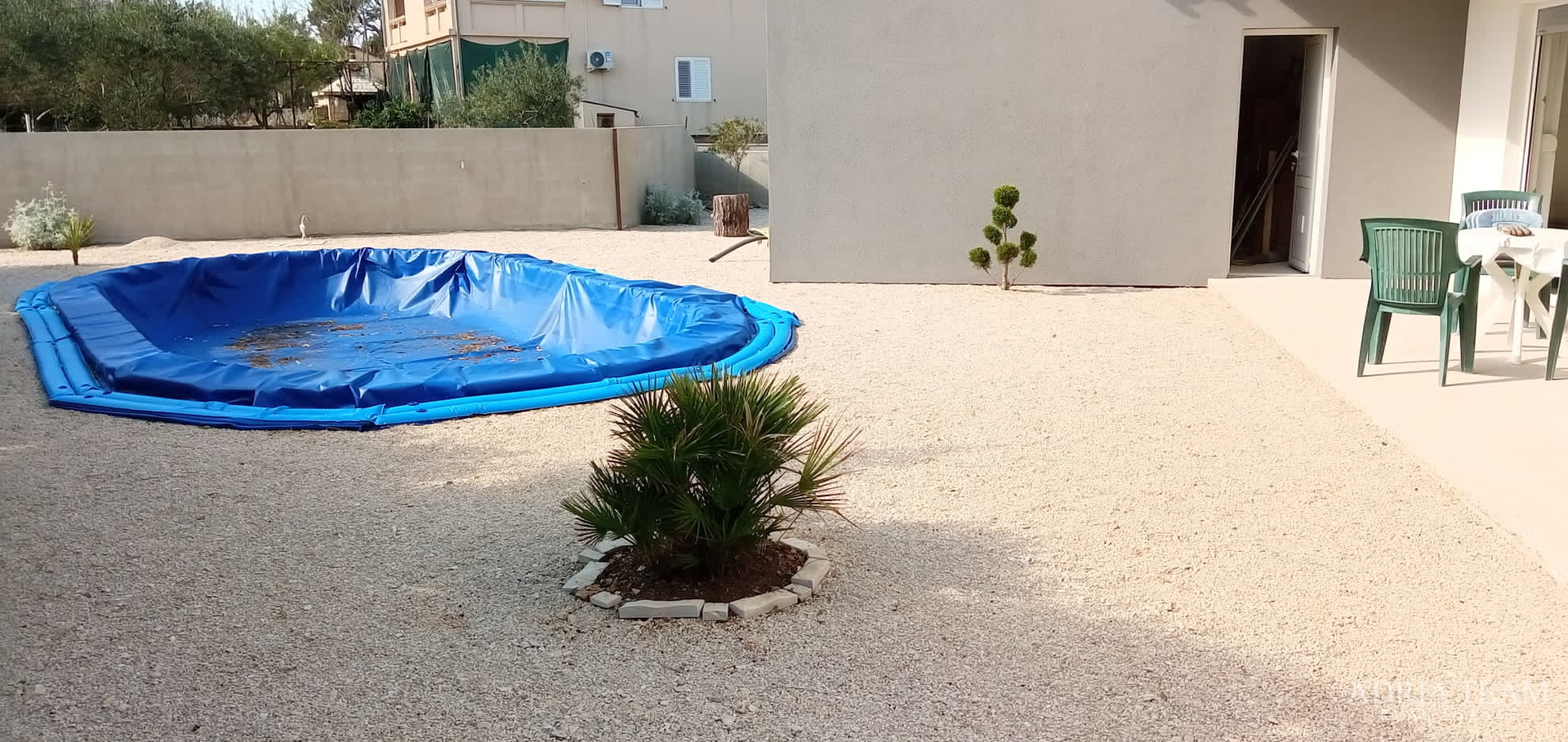 OBITELJSKA VILA S BAZENOM, VIR