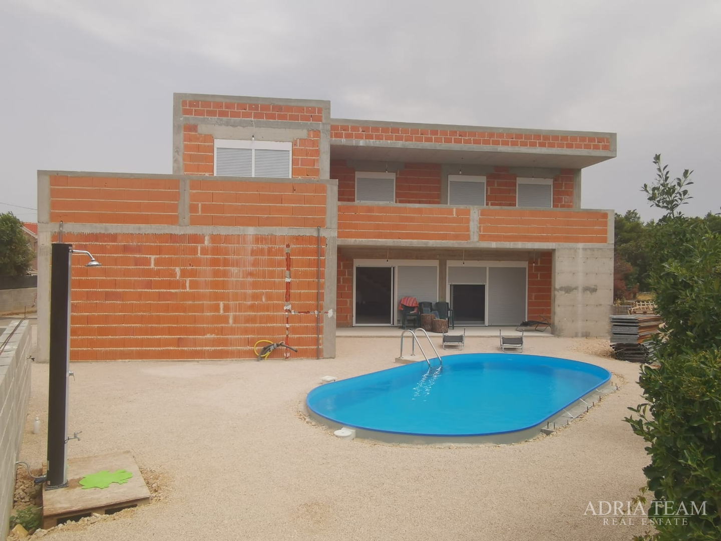 OBITELJSKA VILA S BAZENOM, VIR