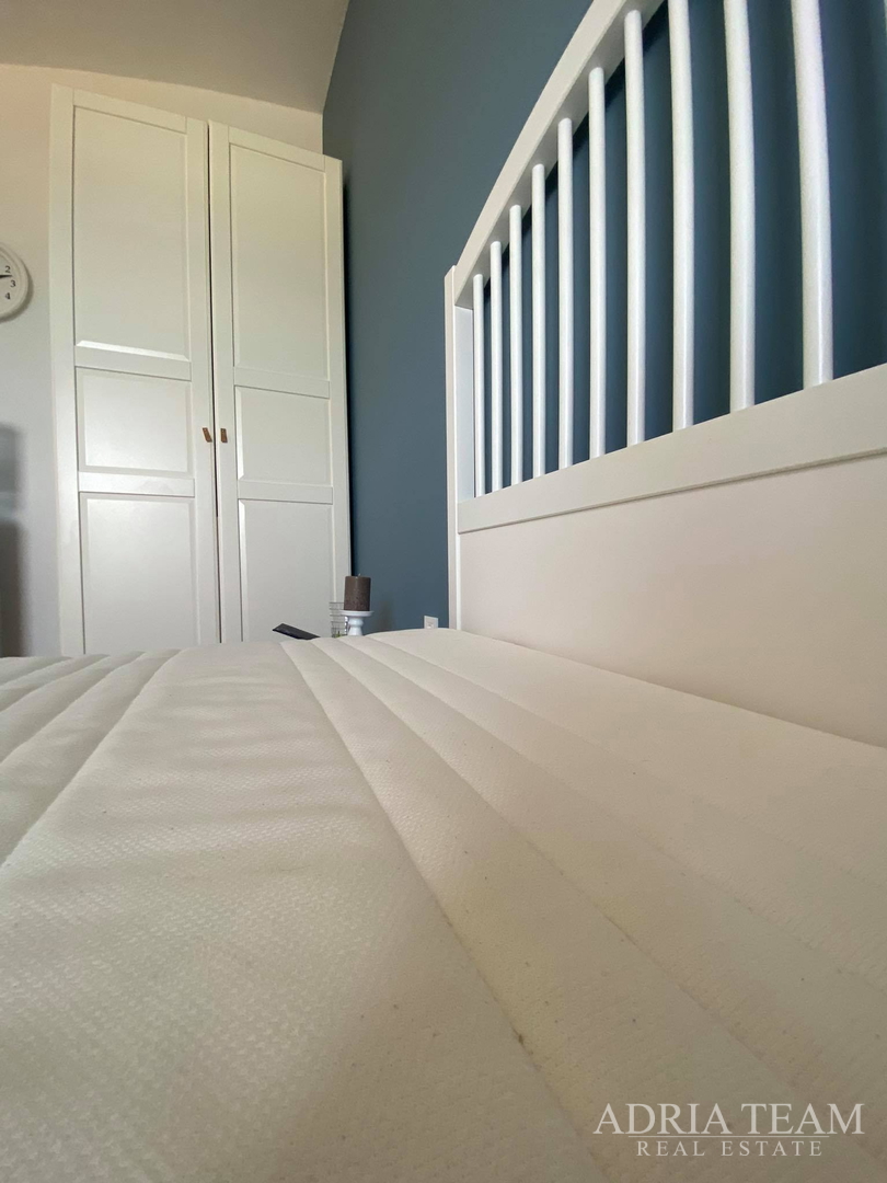 APARTMAN S 3 SPAVAĆE SOBE, 1. RED DO MORA, POVLJANA - PAG