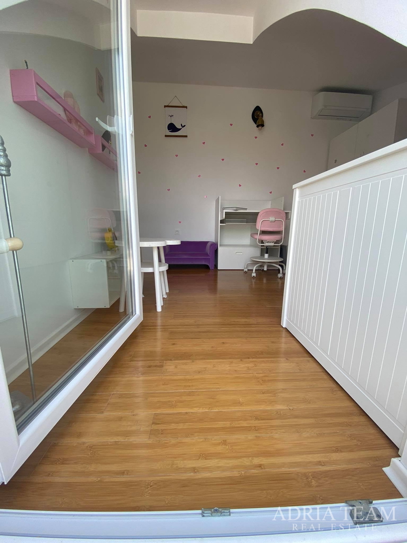 APARTMAN S 3 SPAVAĆE SOBE, 1. RED DO MORA, POVLJANA - PAG