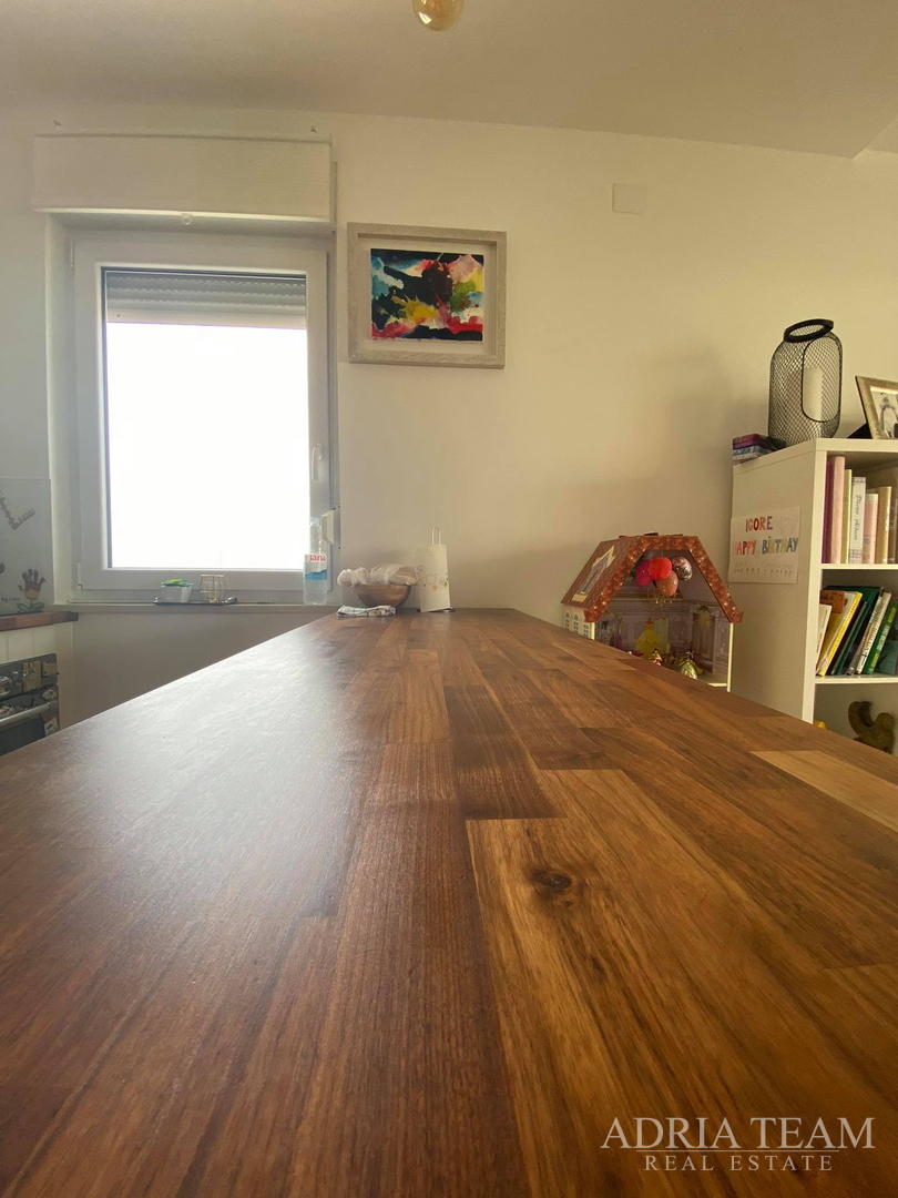 APARTMAN S 3 SPAVAĆE SOBE, 1. RED DO MORA, POVLJANA - PAG