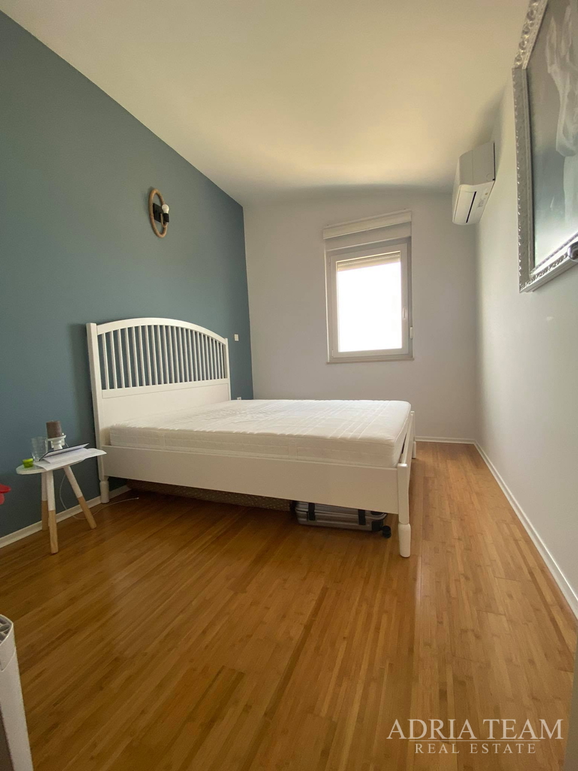 APARTMAN S 3 SPAVAĆE SOBE, 1. RED DO MORA, POVLJANA - PAG