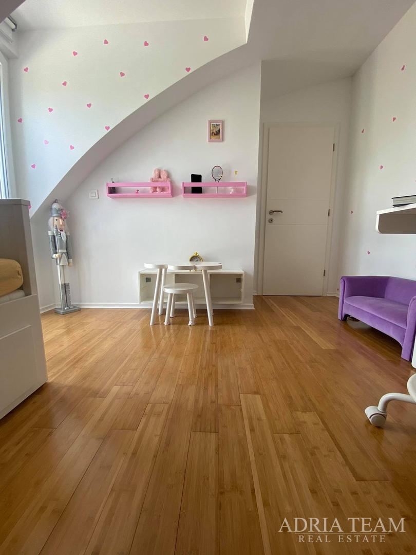 APARTMAN S 3 SPAVAĆE SOBE, 1. RED DO MORA, POVLJANA - PAG