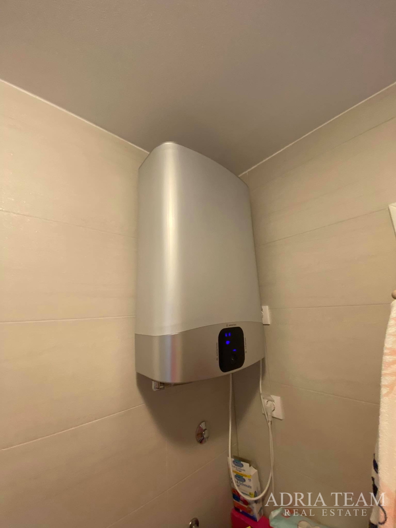 APARTMAN S 3 SPAVAĆE SOBE, 1. RED DO MORA, POVLJANA - PAG
