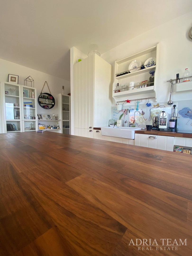 APARTMAN S 3 SPAVAĆE SOBE, 1. RED DO MORA, POVLJANA - PAG
