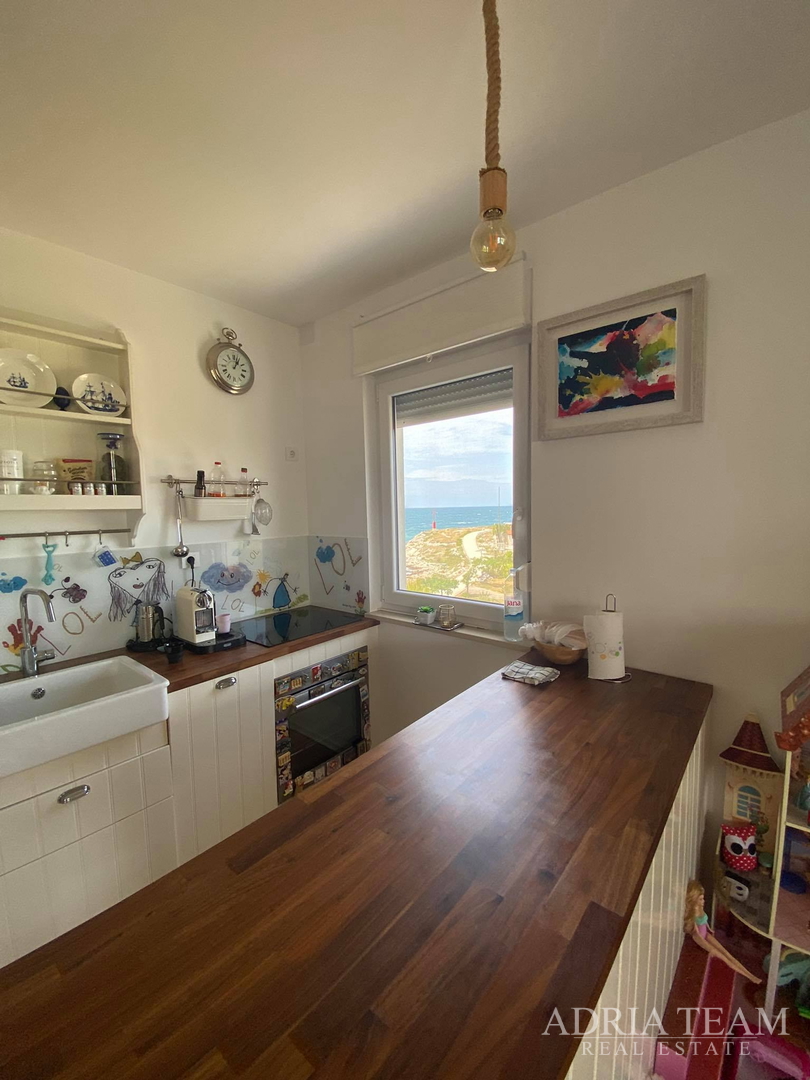 APARTMAN S 3 SPAVAĆE SOBE, 1. RED DO MORA, POVLJANA - PAG