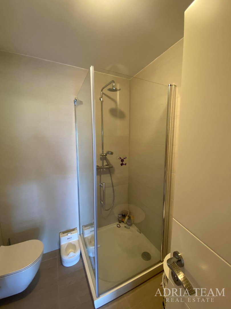 APARTMAN S 3 SPAVAĆE SOBE, 1. RED DO MORA, POVLJANA - PAG