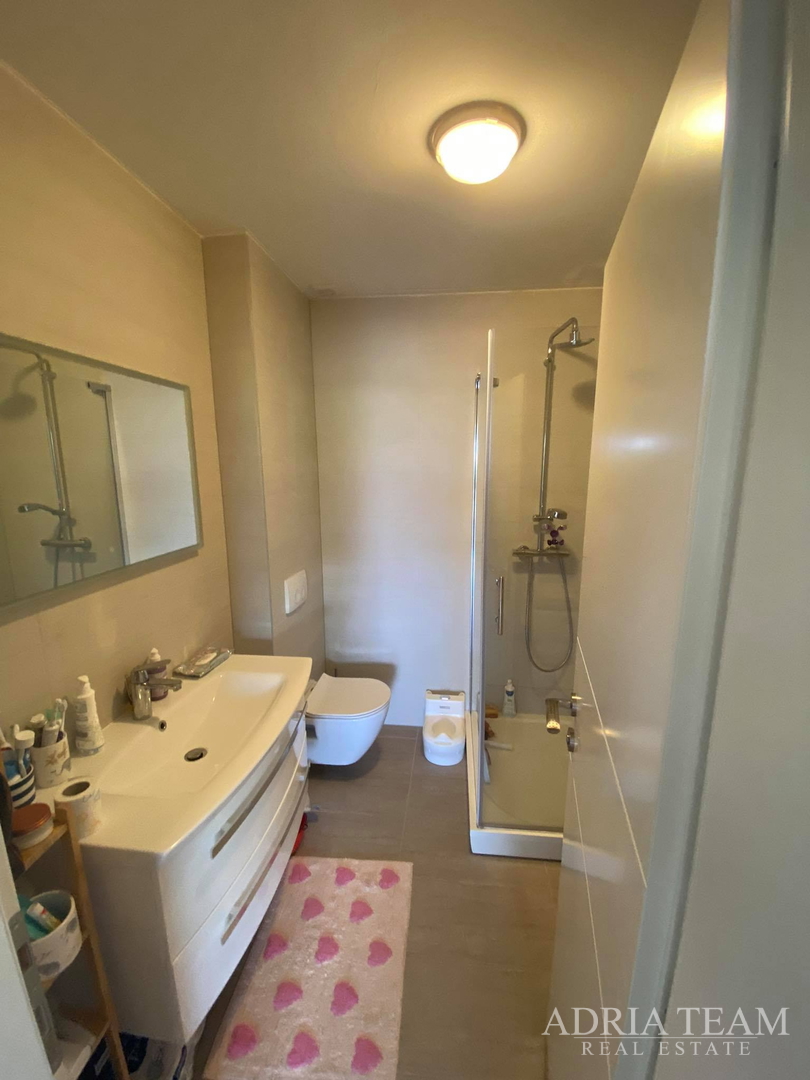 APARTMAN S 3 SPAVAĆE SOBE, 1. RED DO MORA, POVLJANA - PAG