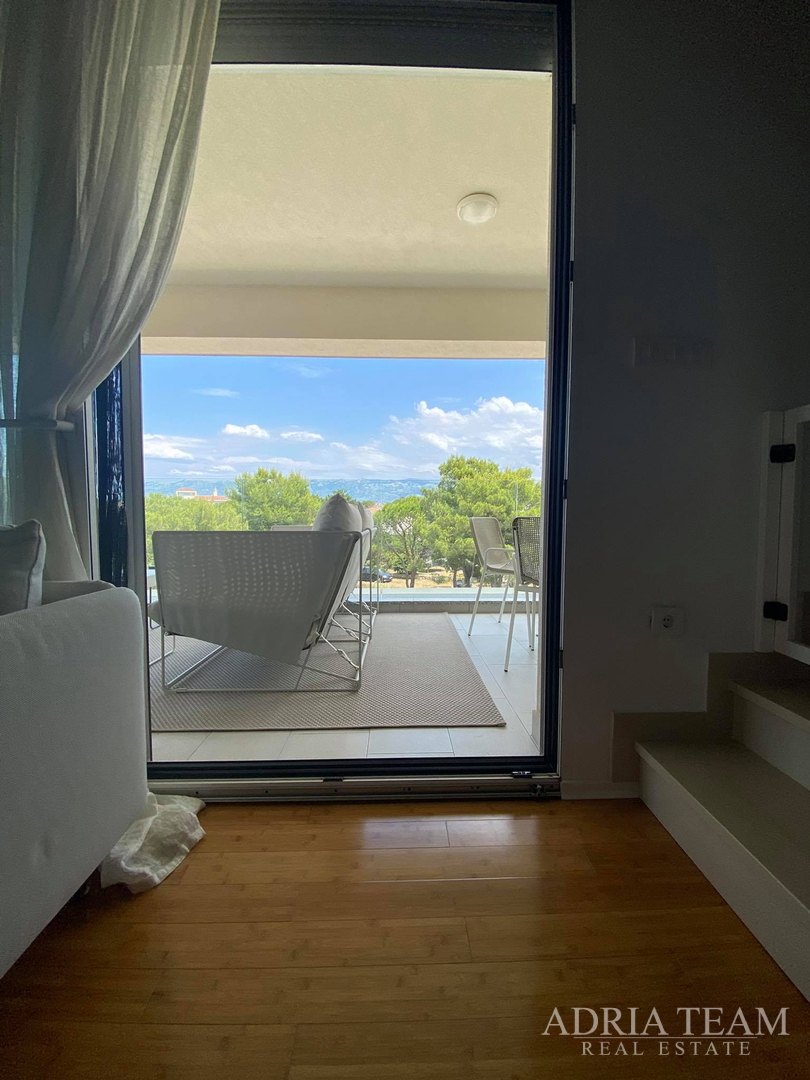 APARTMAN S 3 SPAVAĆE SOBE, 1. RED DO MORA, POVLJANA - PAG