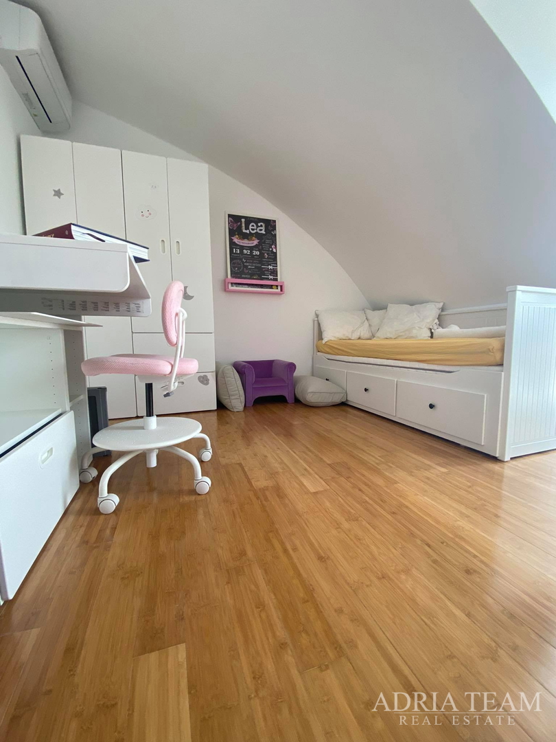 APARTMAN S 3 SPAVAĆE SOBE, 1. RED DO MORA, POVLJANA - PAG