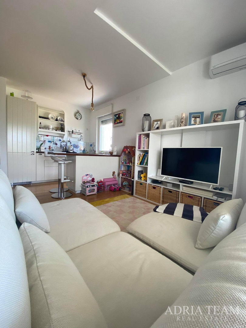 APARTMAN S 3 SPAVAĆE SOBE, 1. RED DO MORA, POVLJANA - PAG