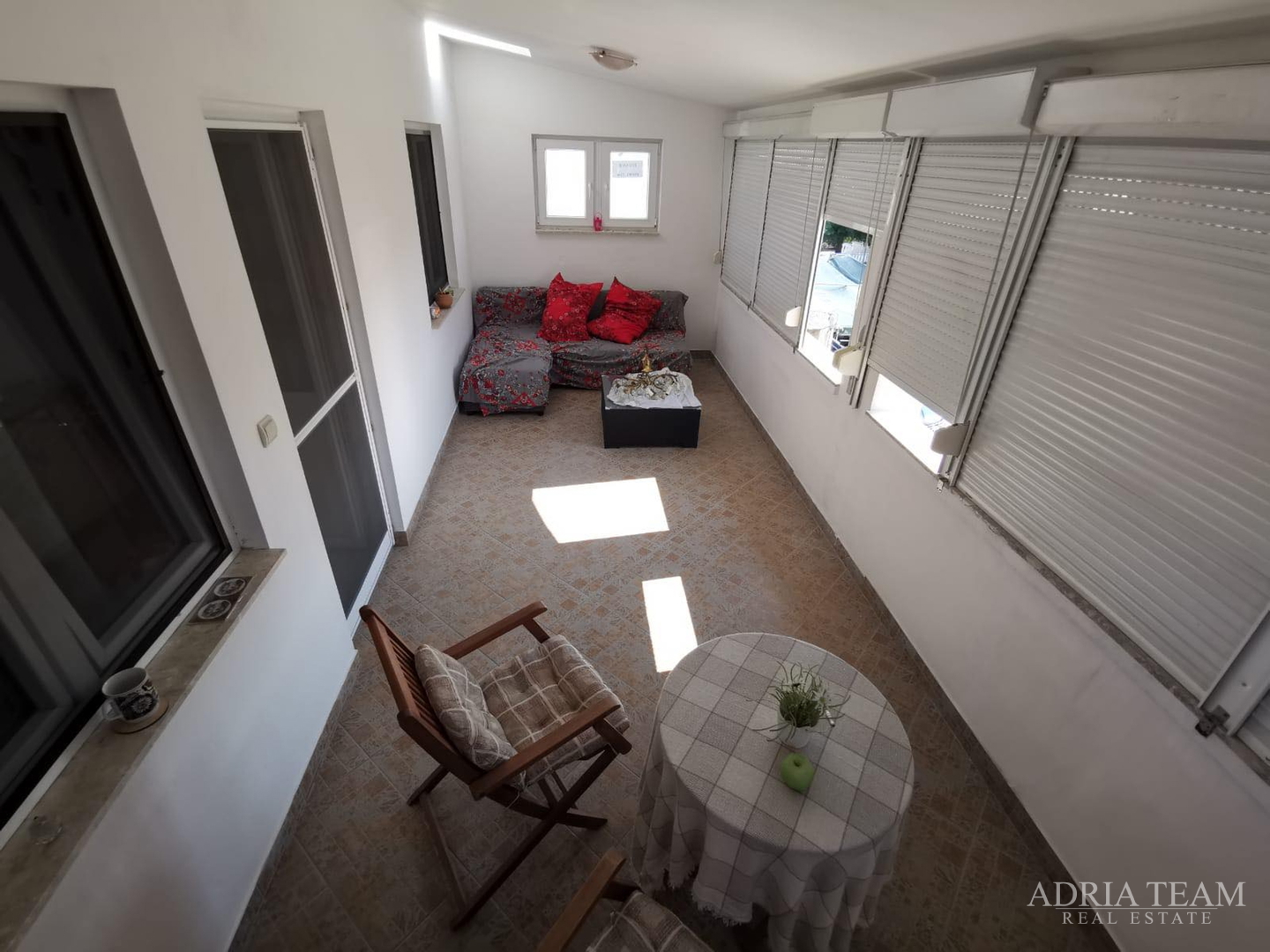 KUĆA S 2 STAMBENE JEDINICE, 230 m OD MORA, VIR