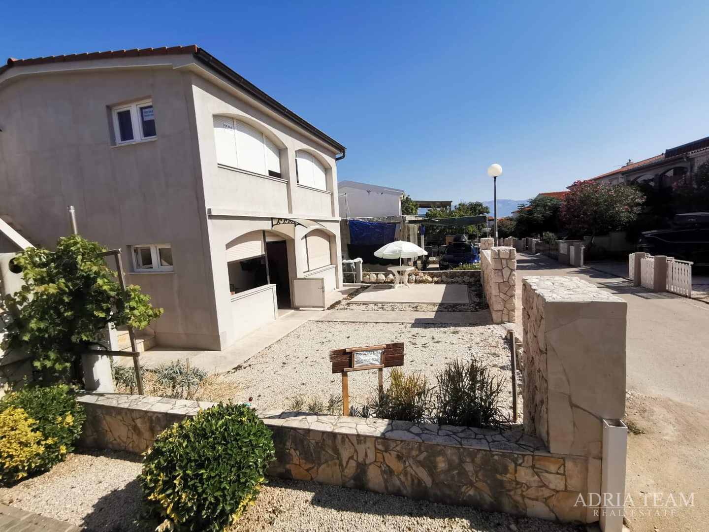 KUĆA S 2 STAMBENE JEDINICE, 230 m OD MORA, VIR