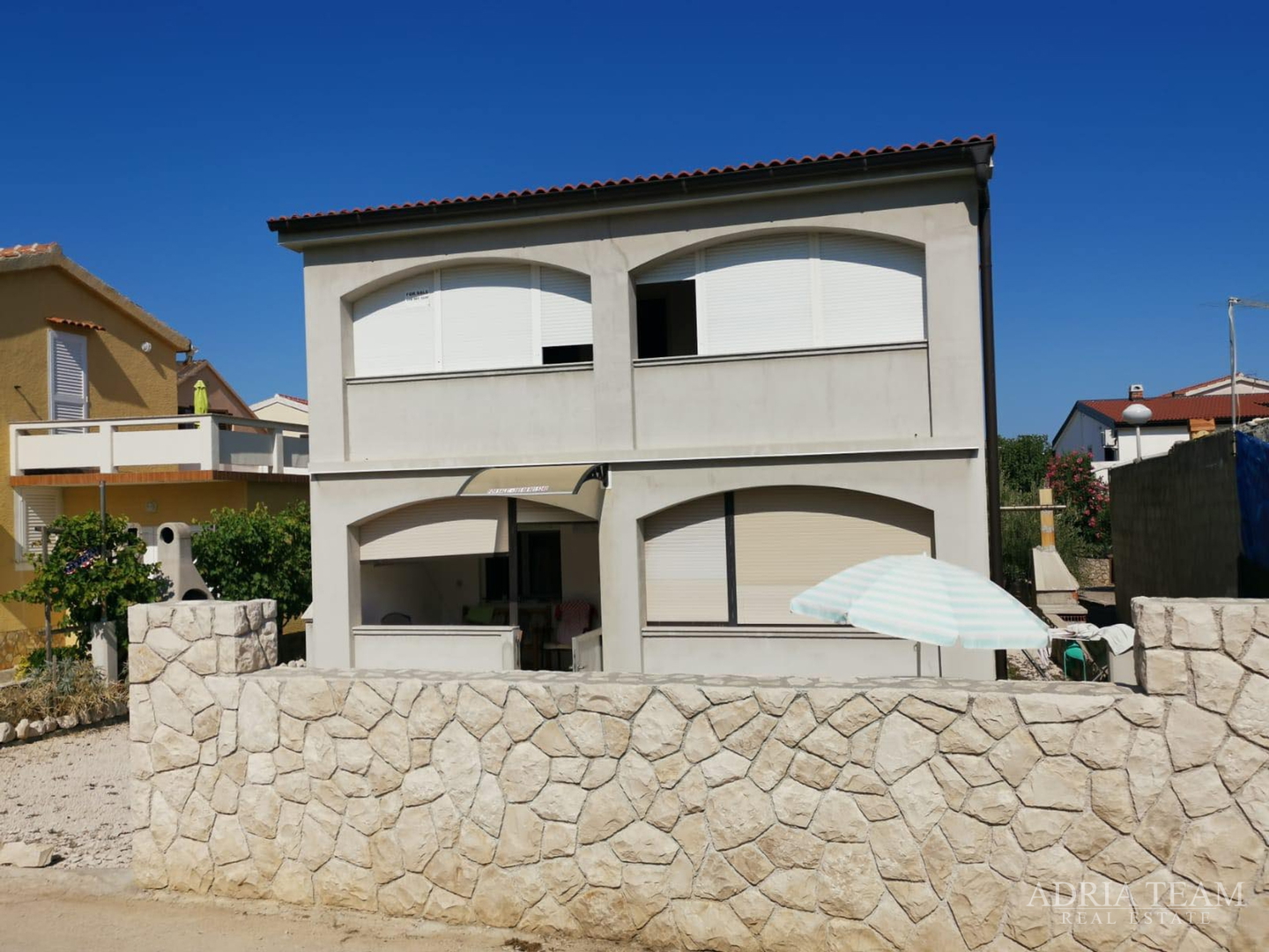 KUĆA S 2 STAMBENE JEDINICE, 230 m OD MORA, VIR