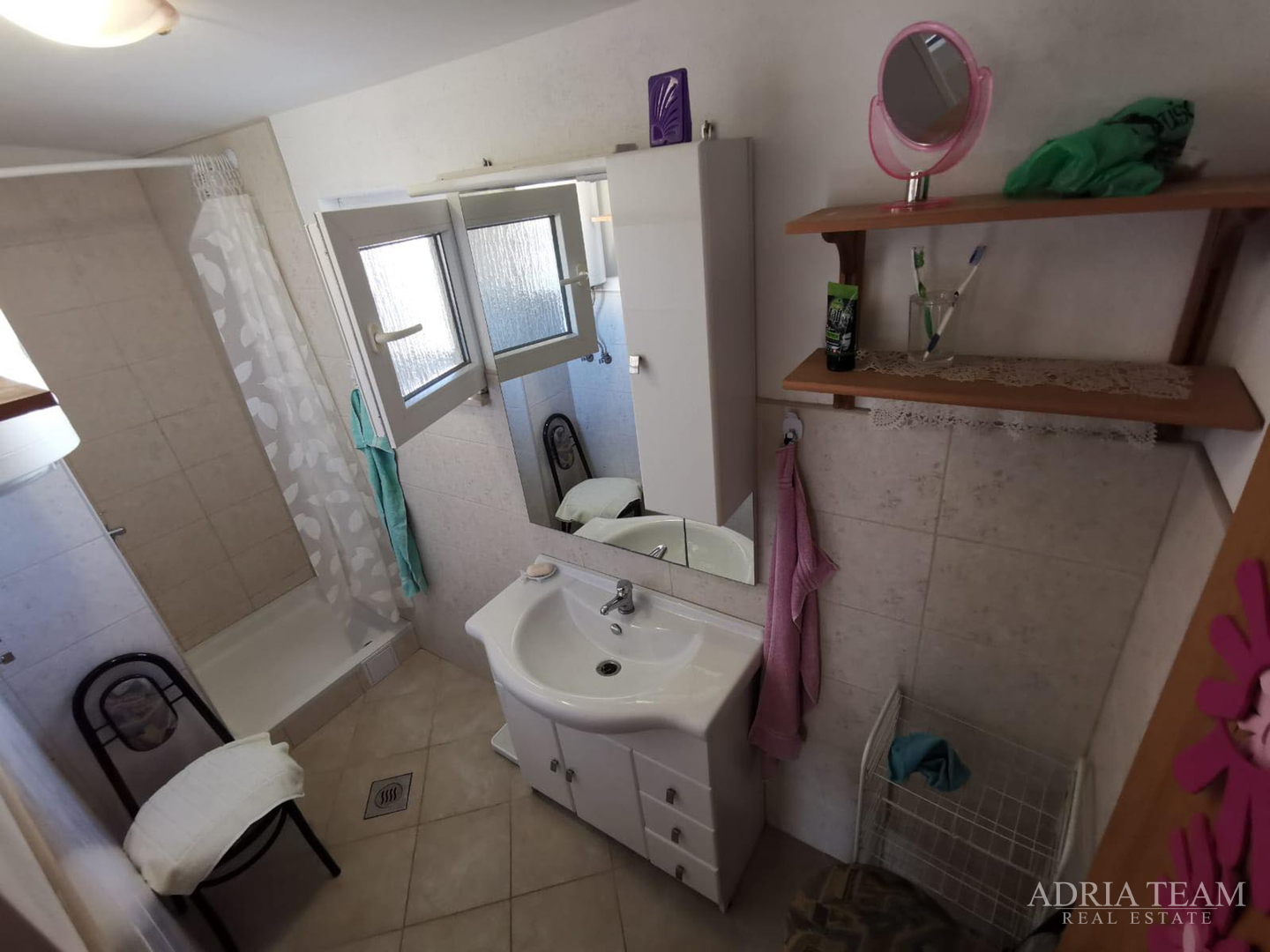 KUĆA S 2 STAMBENE JEDINICE, 230 m OD MORA, VIR