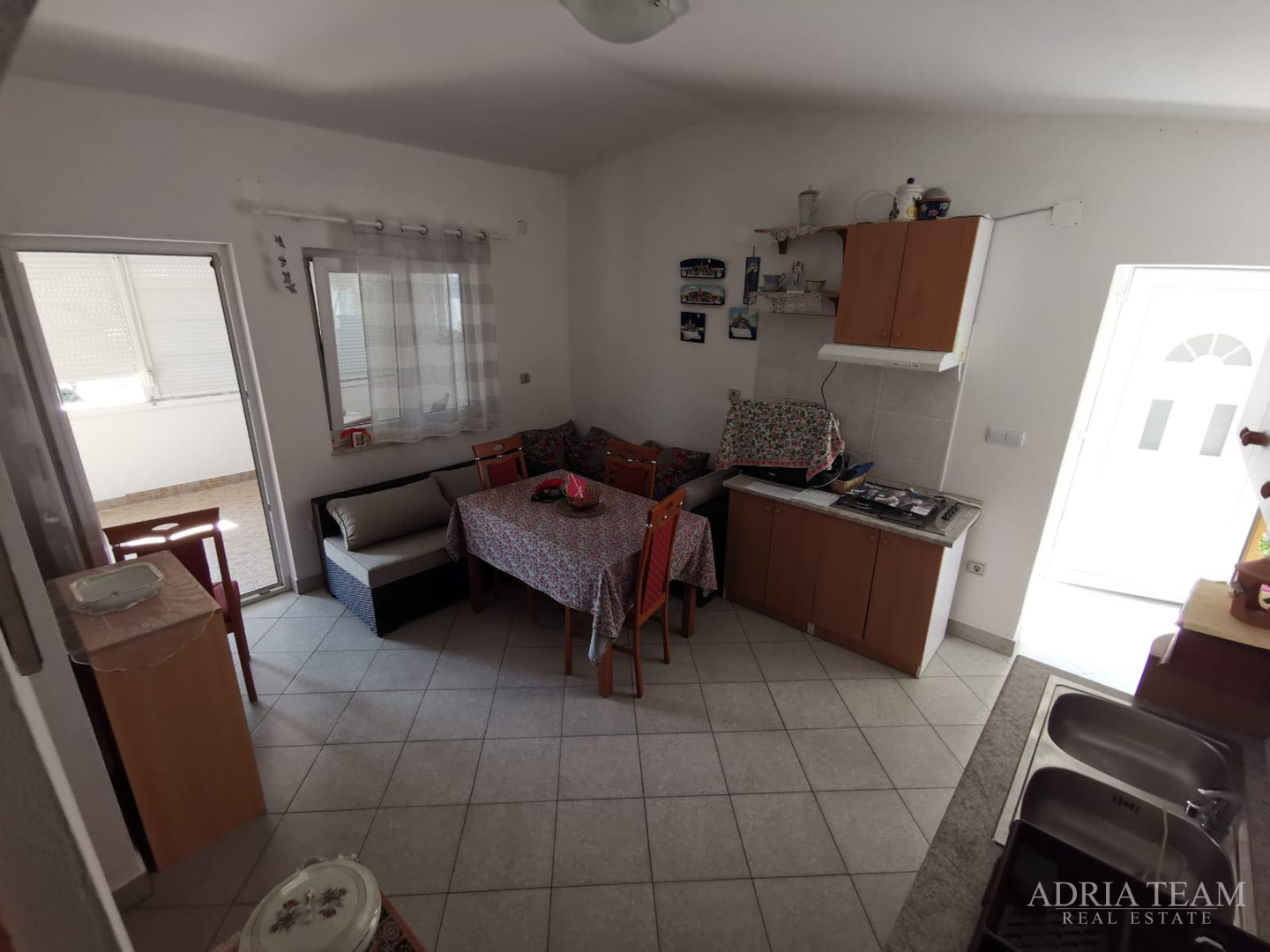 KUĆA S 2 STAMBENE JEDINICE, 230 m OD MORA, VIR