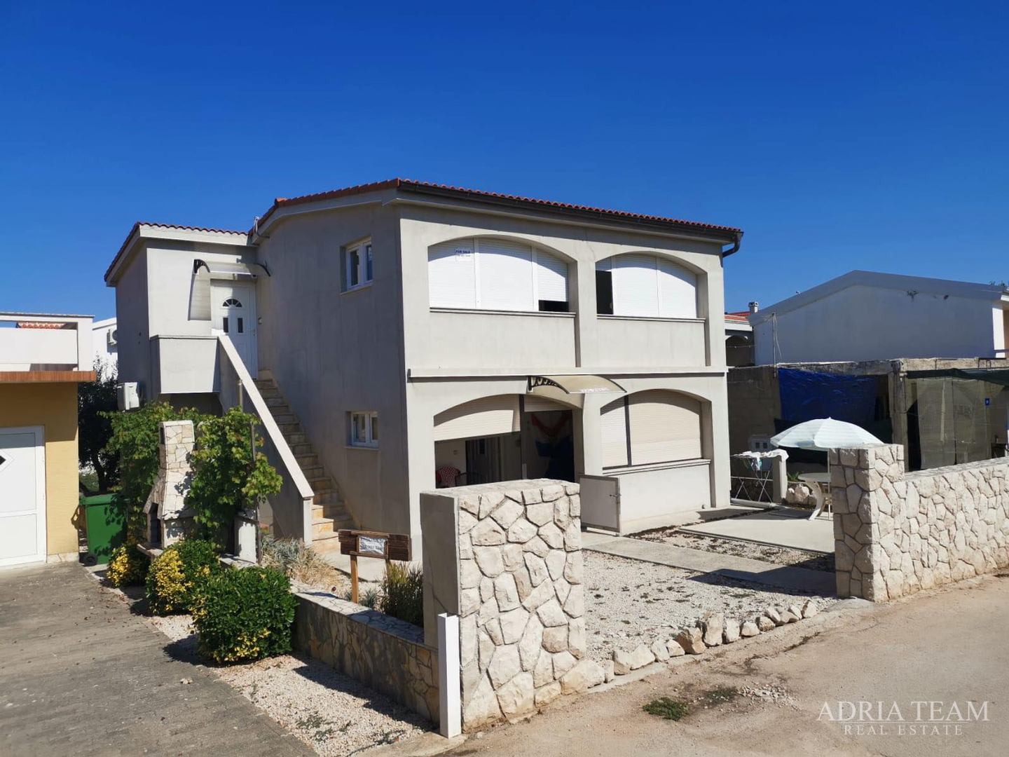 KUĆA S 2 STAMBENE JEDINICE, 230 m OD MORA, VIR