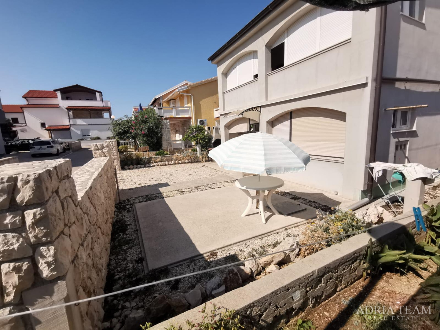 KUĆA S 2 STAMBENE JEDINICE, 230 m OD MORA, VIR