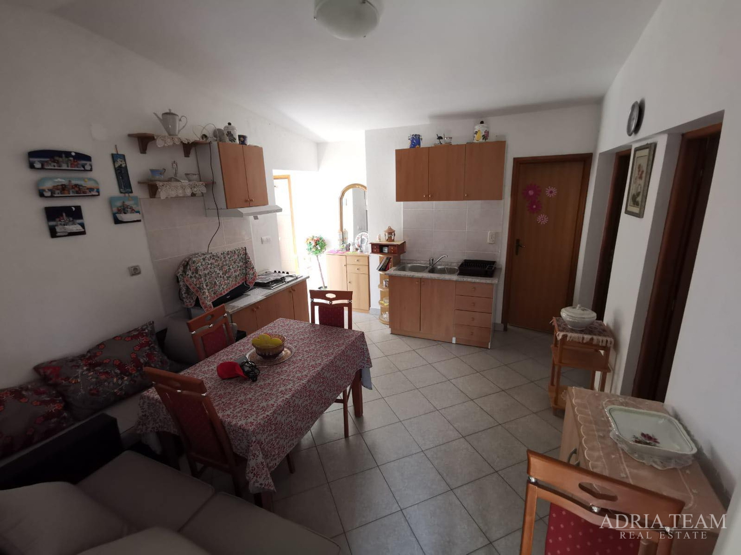 KUĆA S 2 STAMBENE JEDINICE, 230 m OD MORA, VIR