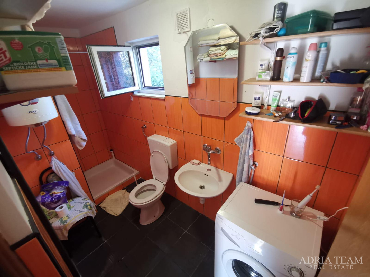 KUĆA S 2 STAMBENE JEDINICE, 230 m OD MORA, VIR